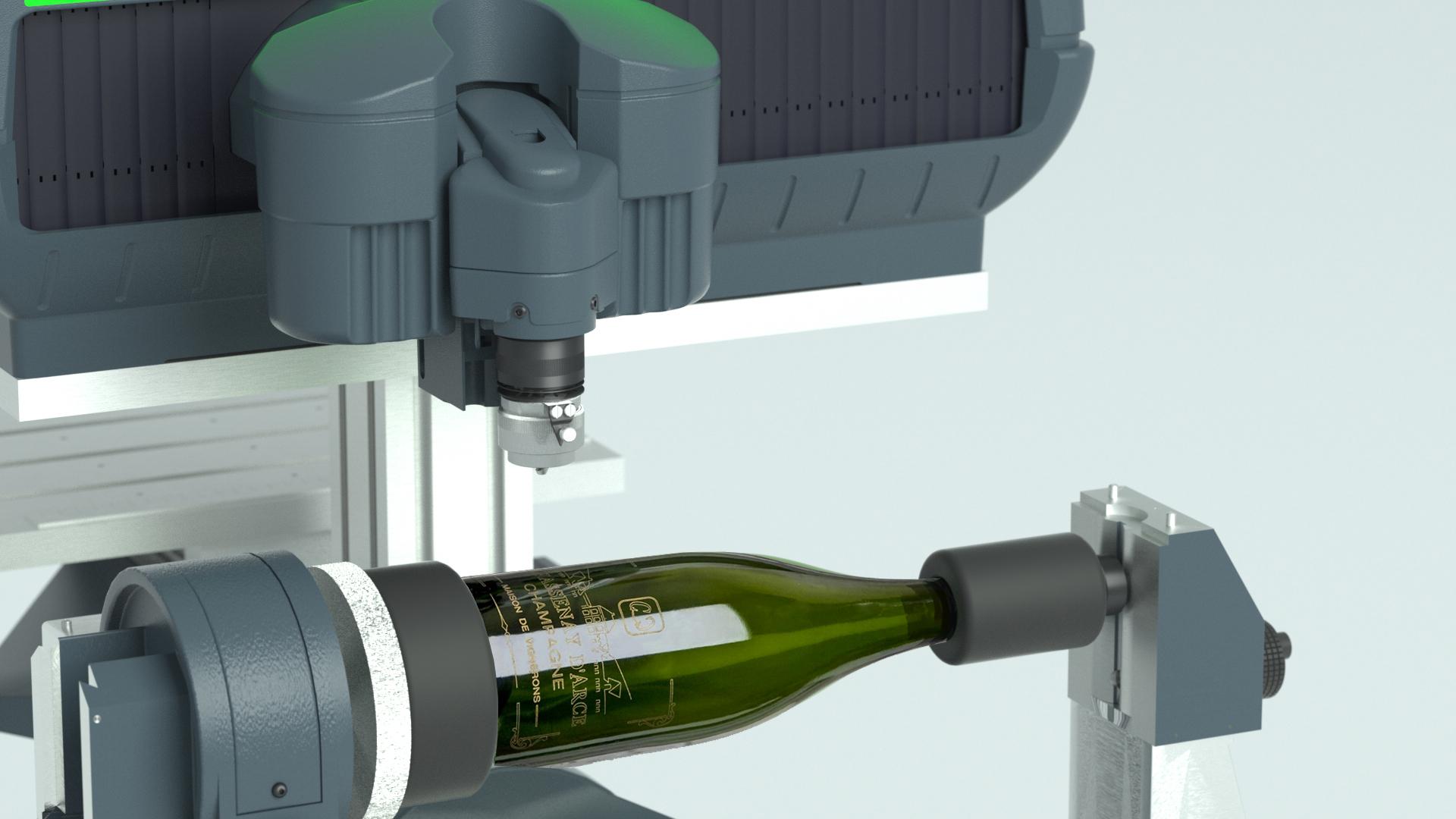 Gravure de bouteilles de vin montrée sur une Machine à graver par fraisage installée dans un dispositif rotatif