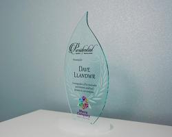 Élégante récompense en acrylique transparent, personnalisée avec le nom et le logo.