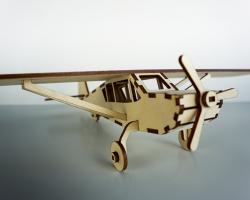 Gravure laser Matière à graver à graver le bois, coupée en morceaux pour créer un plan