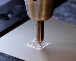 Marquage micro-percussion d'un code datamatrix sur une surface métallique
