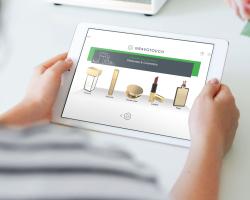 Une tablette montrant les options de gravure cosmétique pour les articles de parfum et de maquillage avec le logiciel Gravotouch.