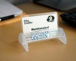 Porte-cartes personnalisé pour cartes de visite sur un bureau