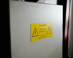 Signalétique de sécurité électrique réalisée avec la Matière à graver laser Flexilase