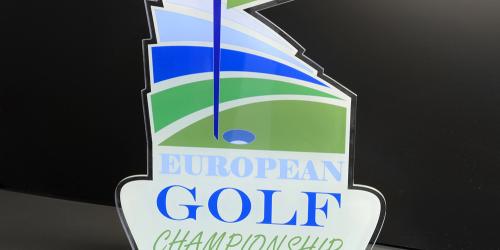 Impression UV sur un trophée en acrylique pour la présentation d'un championnat de golf