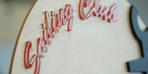 Découpe de lettre avec une machine de gravure mécanique