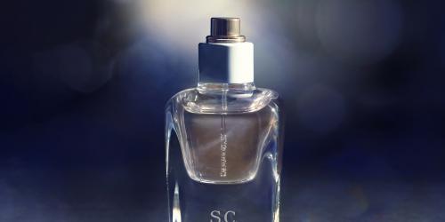 Gravure de flacon de parfum pour personnalisation