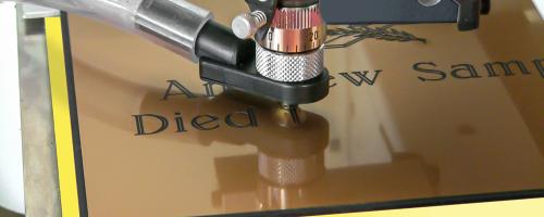 Gravure de plaques commémoratives à l'aide d'une machine à graver mécanique funéraire M20