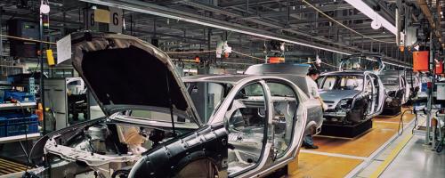 Chaîne de production automobile montrant l'assemblage de la carrosserie et la traçabilité en action