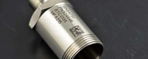 Composant métallique marqué d'un code Datamatrix et d'un numéro de série