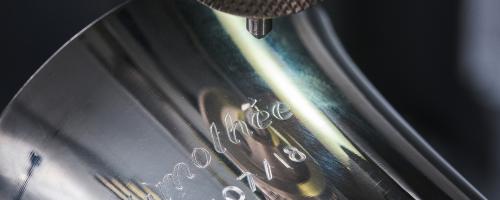 Gravure en acier inoxydable du nom "Timothée" et d'une date sur un gobelet de baptême.