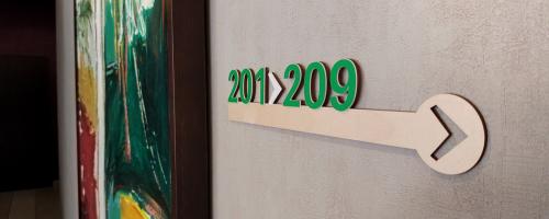 Signalétique intérieure d'un hôtel réalisée par découpe laser du bois.