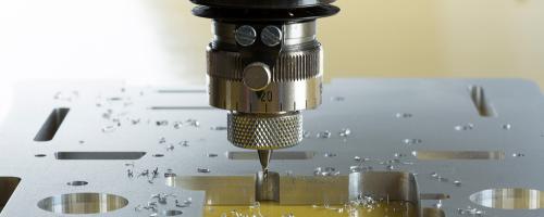 Gros plan d'un processus de gravure métallique sur aluminium à l'aide d'une machine gravure cnc de la série ISx000.