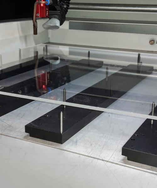 Découpe d'acrylique avec support de découpe laser