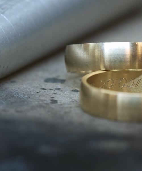 Date de mariage gravée sur des alliances avec une machine de gravure pour intérieure de bague