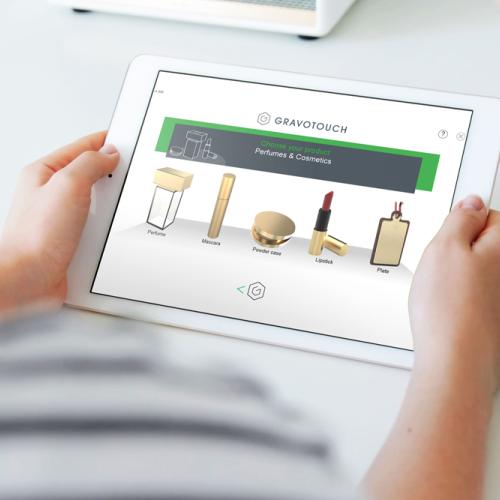 Une tablette montrant les options de gravure cosmétique pour les articles de parfum et de maquillage avec le logiciel Gravotouch.