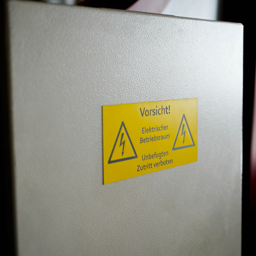 Signalétique de sécurité électrique réalisée avec la Matière à graver laser Flexilase