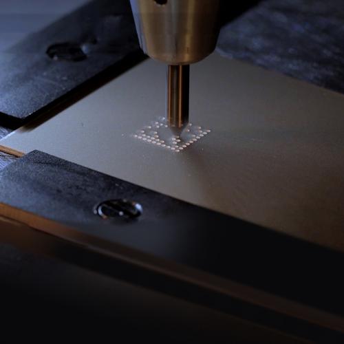 Un code Datamatrix marqué par une machine de marquage par micro-percussion Gravotech