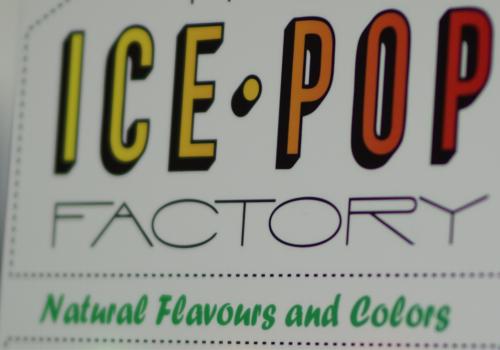 Panneau d'affichage pop imprimé en UV, fabriqué en acrylique par un procédé d'impression et de découpe.