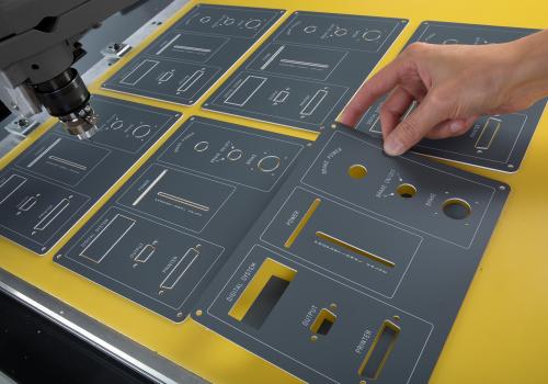 Face avant fabriquée avec une grande machine de gravure CNC