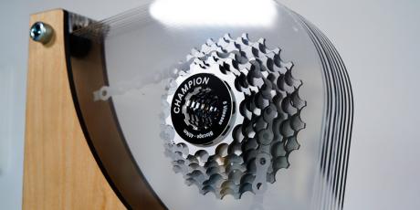Trophée en acrylique à l'effigie de l'équipement de vélo, réalisé avec une gravure laser co2