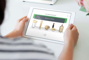 Une tablette montrant les options de gravure cosmétique pour les articles de parfum et de maquillage avec le logiciel Gravotouch.